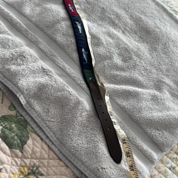 Boys Vineyard Vines belt, Multi color swordfish design, size 26 - Picture 9 of 9